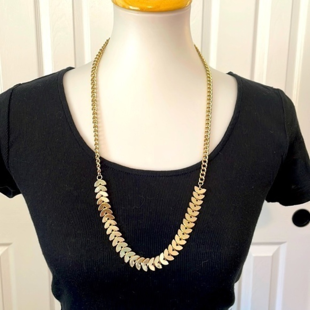 Gold long scalloped necklace in GREAT CONDITION! Costume jewelry.